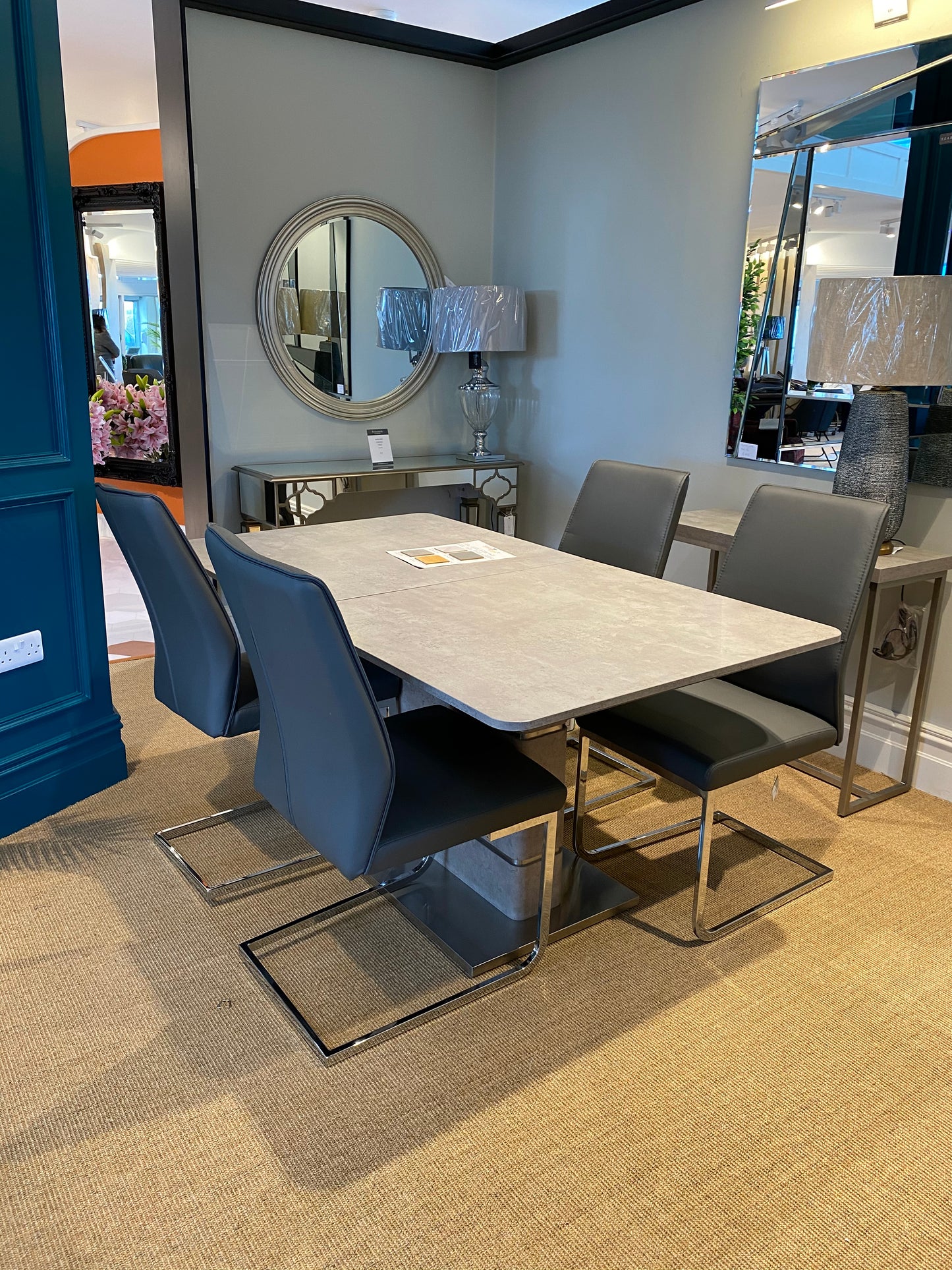 Delta Extendable Table